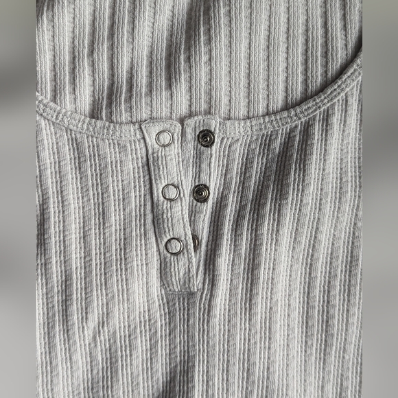 NWOT BP. white ribbed scalloped hemlines scoop 3 silver snap buttons baby tee - Picture 5 of 9